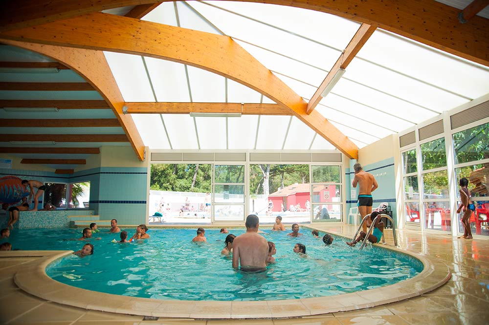 piscine couverte au camping familial